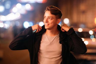 Başlıklı açık havada genç casual öğrenci