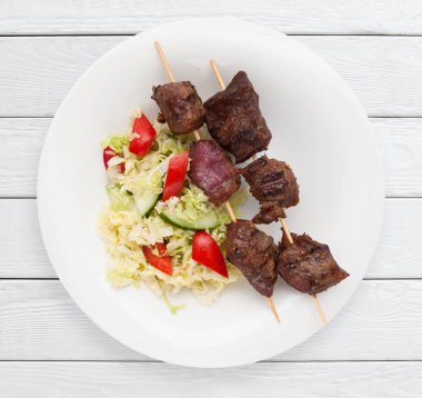 Domuz eti Şaşlık ve sebze salatası garnitür olarak