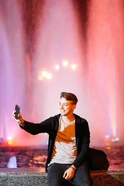 Joven tomar selfie en el teléfono inteligente en la ciudad — Foto de Stock