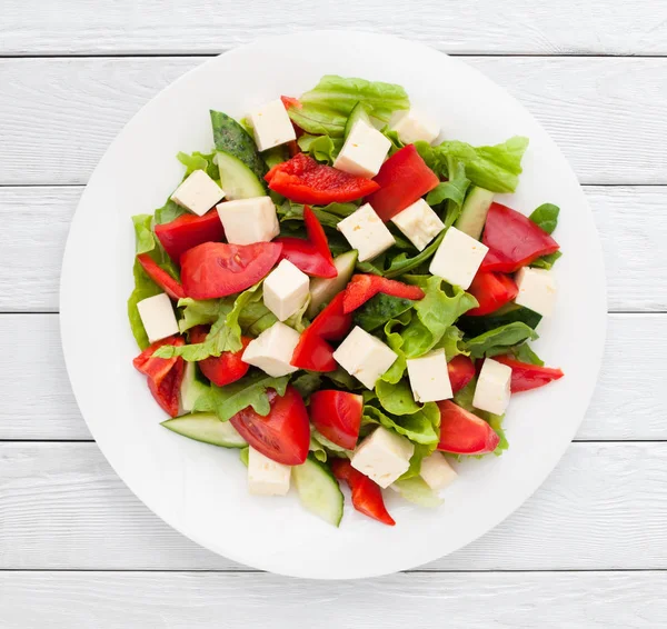 Ensalada con queso y verduras frescas vista superior —  Fotos de Stock