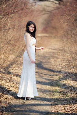 Gelin yol boyunca yürüyüş saç çiçekli