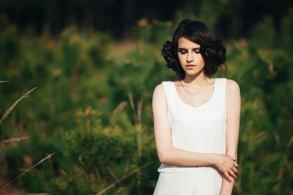 Modelo de moda. Chica con lindo peinado en la naturaleza — Foto de Stock