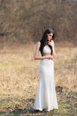 Gelin düğün photoshoot, beyaz elbiseli örgülü