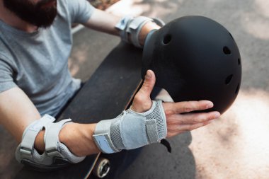 Kaykay halmet, dirsek ve eldiven koruması