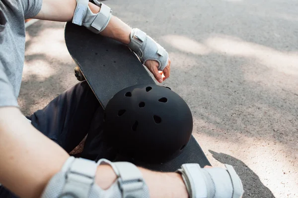 Skateboard halmet a rukavice acessorise — Stock fotografie