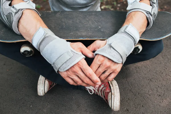 Защита для скейтборда, локтя и перчаток — стоковое фото