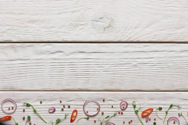 Beyaz ahşap zemin üzerinde çeşitli baharatlar