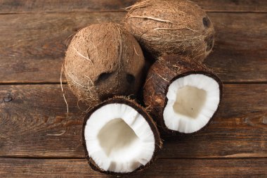 Hindistan cevizleri ahşap arka plan üzerinde kapat