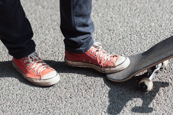 Skater make olly truc oefening. — Stockfoto