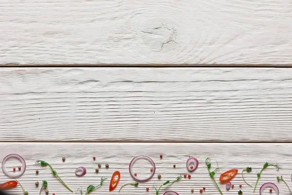 Beyaz ahşap zemin üzerinde çeşitli baharatlar