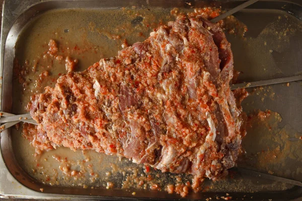 Şiş kebap tepsisi üzerinde yatıyordu