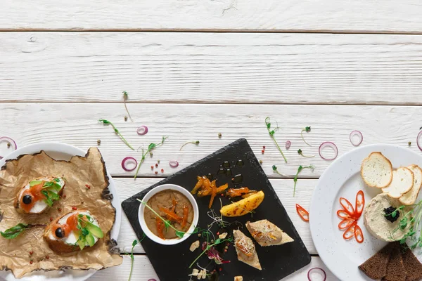 Boş ahşap alan çeşitli mezeler