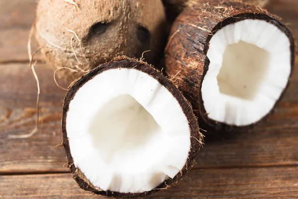 Закрыть кокос с белой мякотью — стоковое фото