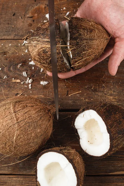 Cocos cortados sobre fundo de madeira marrom — Fotografia de Stock