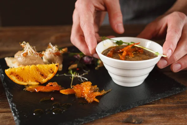Matkultur serverar aptitretare i restaurang — Stockfoto