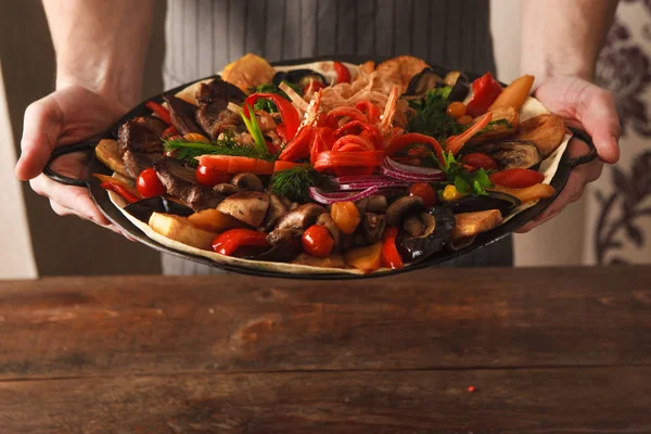 Danie z duszone mięso i warzywa na talerzu — Zdjęcie stockowe