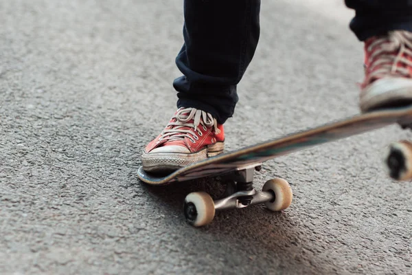 Patinador irreconocible con zapatillas rojas — Foto de Stock