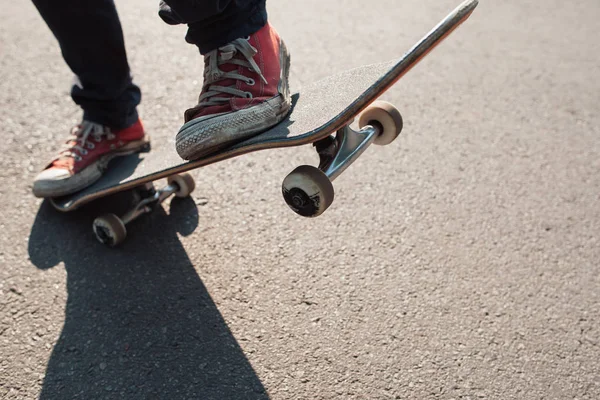 Skater hacer ejercicio truco olly . — Foto de Stock