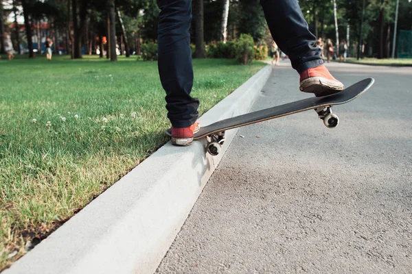 Skateboarder hacer truco de diapositivas en el parque — Foto de Stock