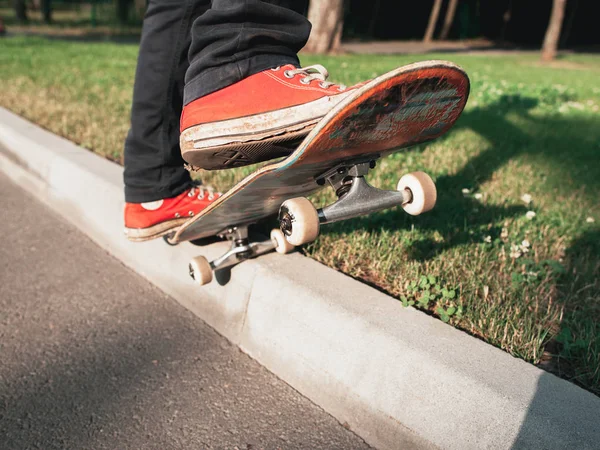 Skateboardista, aby zadní snímku trik na park — Stock fotografie