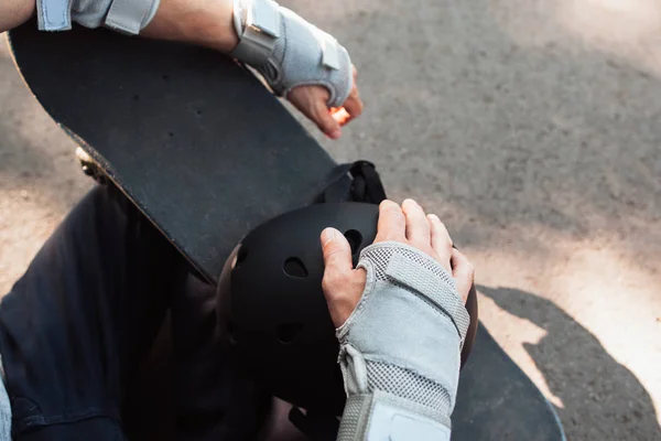 Skateboard-Halstuch und Handschuhe — Stockfoto
