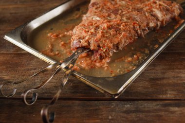 Şiş kebap tepsisi üzerinde yatıyordu