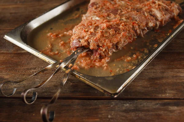 Şiş kebap tepsisi üzerinde yatıyordu