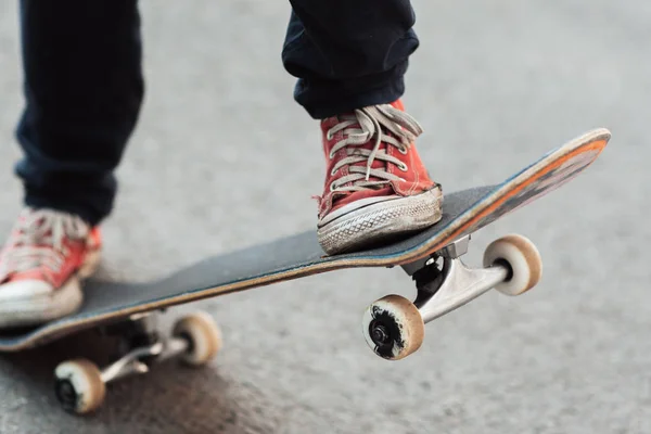 Unrecognizable skateboarder with red sneakers — Stock Photo, Image