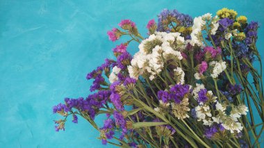 Yaz çiçek ile yeşil şenlikli çiçek arka plan