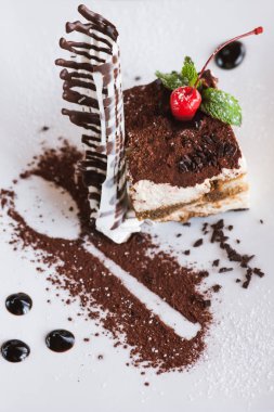 Tiramisu dekorasyonu ile beyaz plaka üzerinde