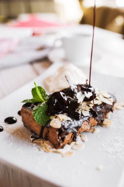 Şurubu tarafından çikolatalı pasta dekorasyon