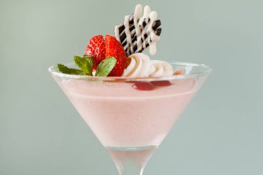 Açık gri renkli kremalı çilekli tatlı