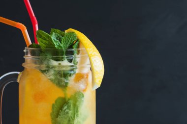 Turuncu kokteyl cam siyah arka plan üzerine