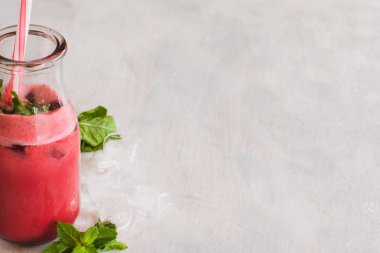 Güler yüzlü beyaz arka plan üzerinde şişe