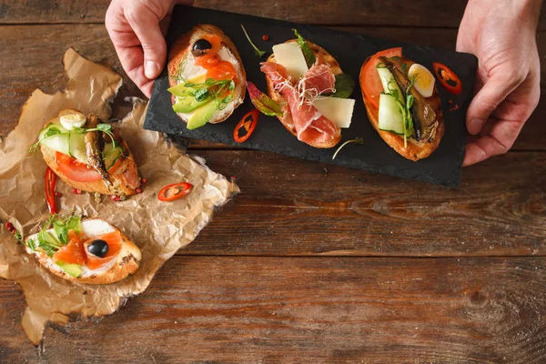 Vários canapés em fundo de madeira marrom — Fotografia de Stock