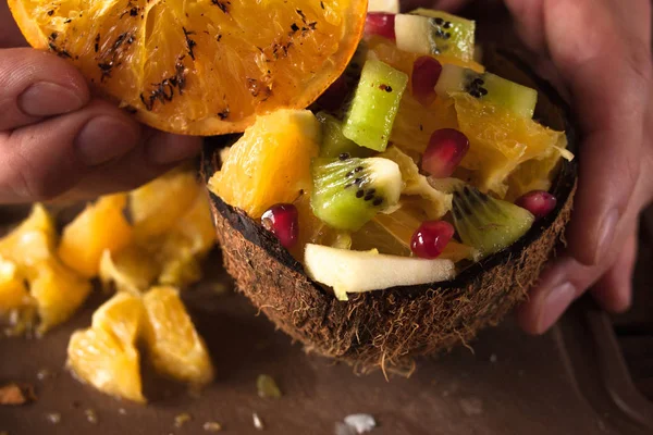 Close up imagem de salada de frutas em casca de coco — Fotografia de Stock