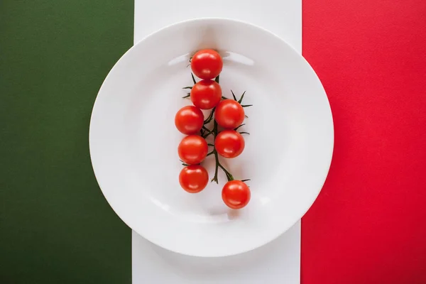 Imagem conceitual de tomates cereja frescos — Fotografia de Stock