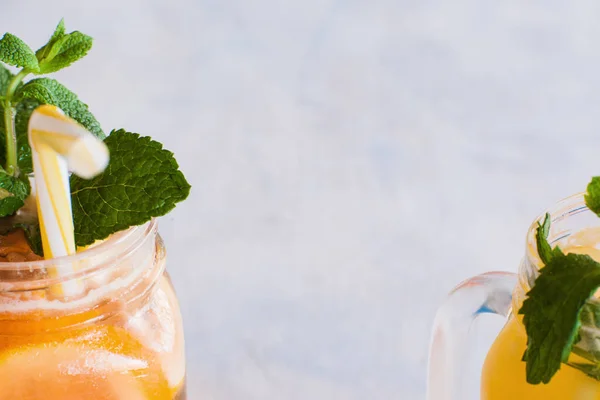 Close up van gedeeltelijk gezien verse fruit cocktails — Stockfoto