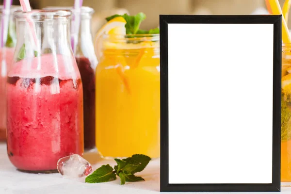 Leeg afbeeldingsframe met vers fruit dranken achter — Stockfoto