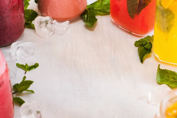 Ruimte met vers fruit dranken rond kopiëren — Stockfoto