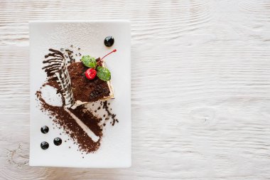 Tiramisu dekorasyonu ile beyaz plaka üzerinde