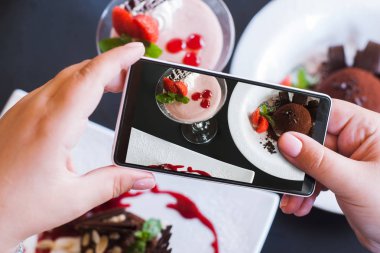 Lezzetli tatlılar yanında smartphone Gıda Fotoğraflar