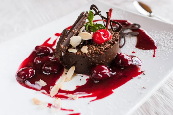 Bolo de chocolate na placa branca com decoração — Fotografia de Stock