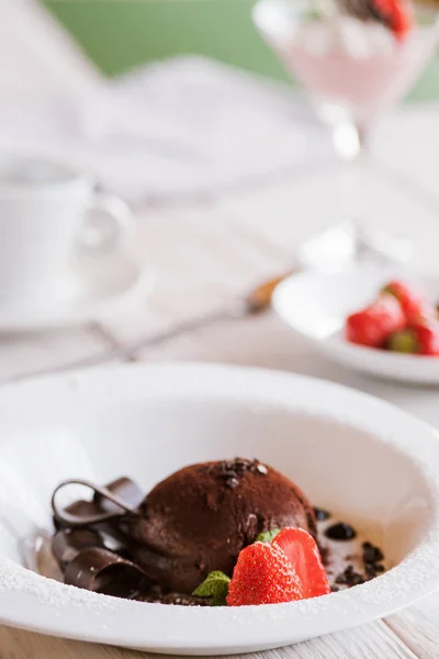 Шоколадна помадка на білій тарілці з прикрасою — стокове фото