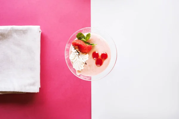 Вершковий полуничний десерт на контрастному фоні — стокове фото