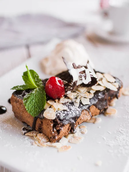 Шоколадний пиріг, що подається в ресторані — стокове фото
