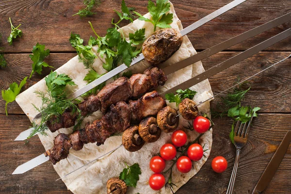 Shish-kebab met champignons en kerstomaatjes — Stockfoto
