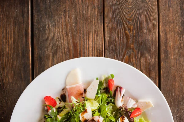 Fräsch sallad med parmaskinka och ädelost — Stockfoto