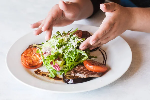 Dekorasyon madalyon salata ile süreci