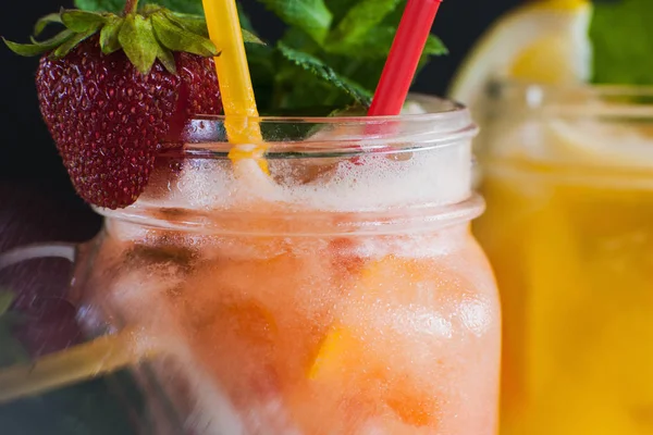 Close-up net voorbereiding van verse fruit cocktails — Stockfoto